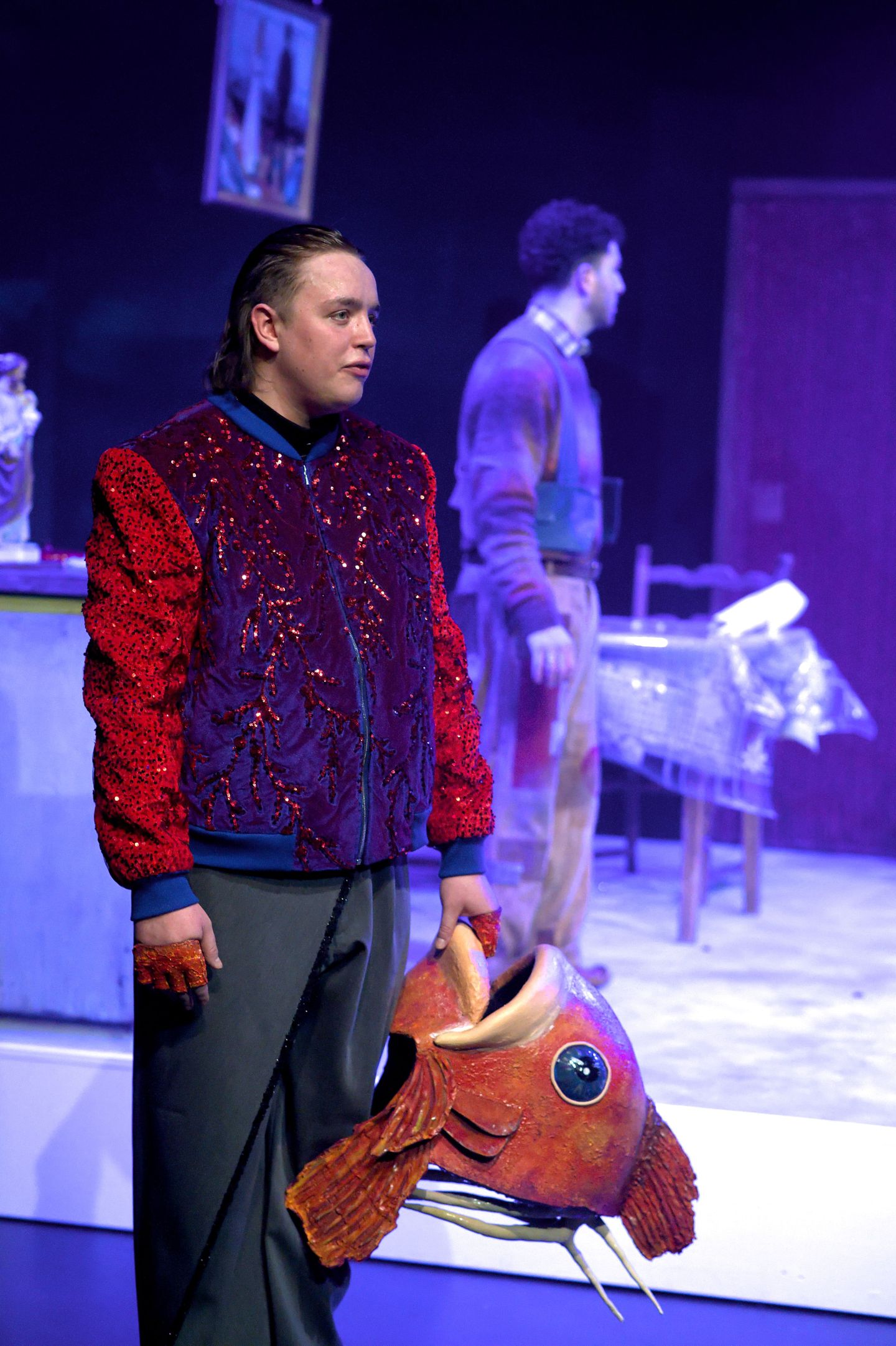 Ein Schauspieler steht und blickt nach rechts.