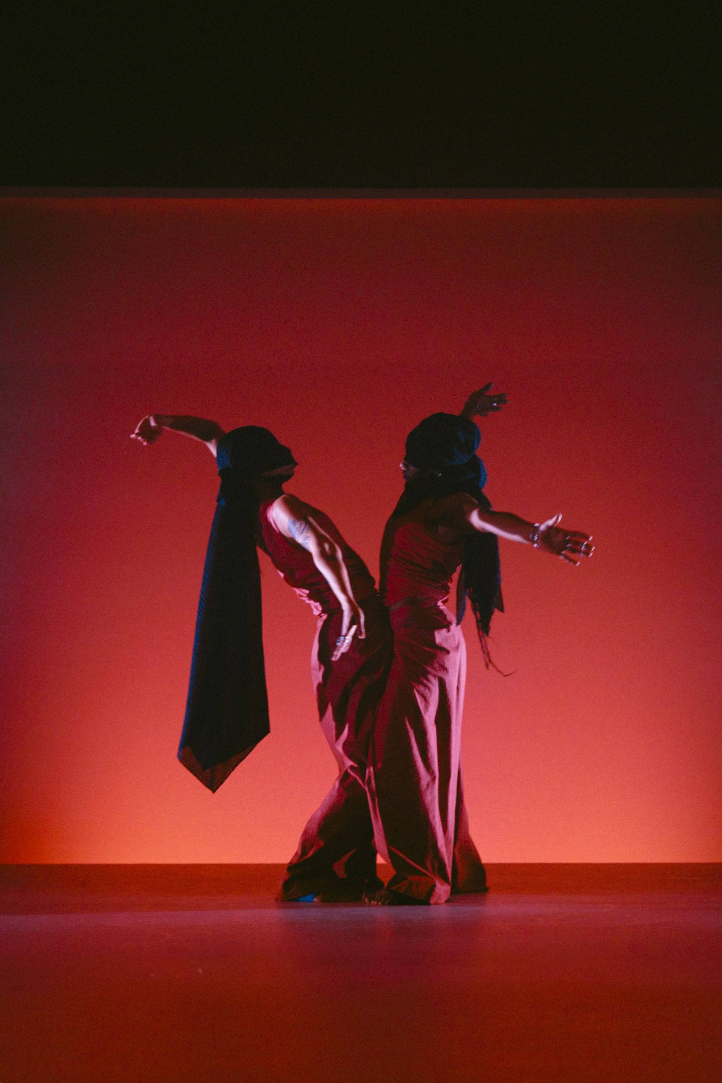 Zwei Tänzerinnen stehen sich gegenüber.