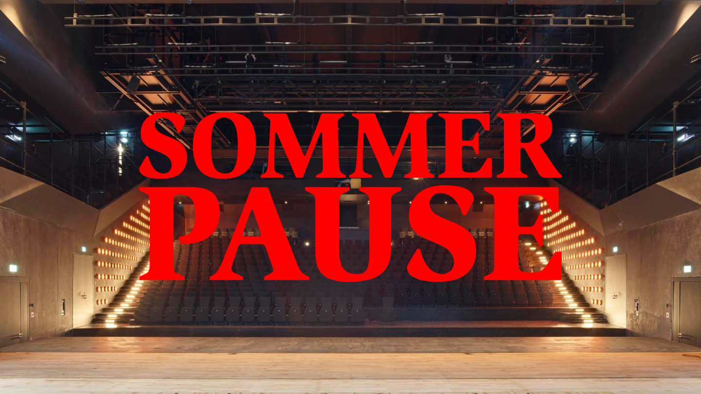 Der Zuschauersaal des Münchner Volkstheaters mit dem Textzug SOMMERPAUSE.