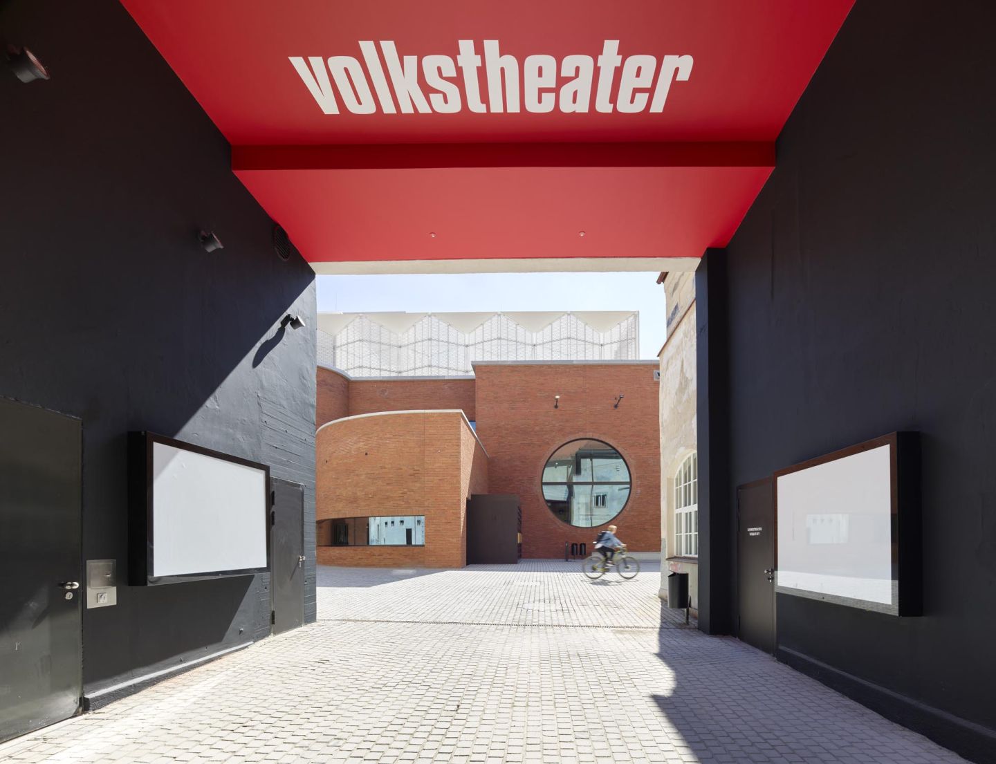 Die Einfahrt des Münchner Volkstheater.