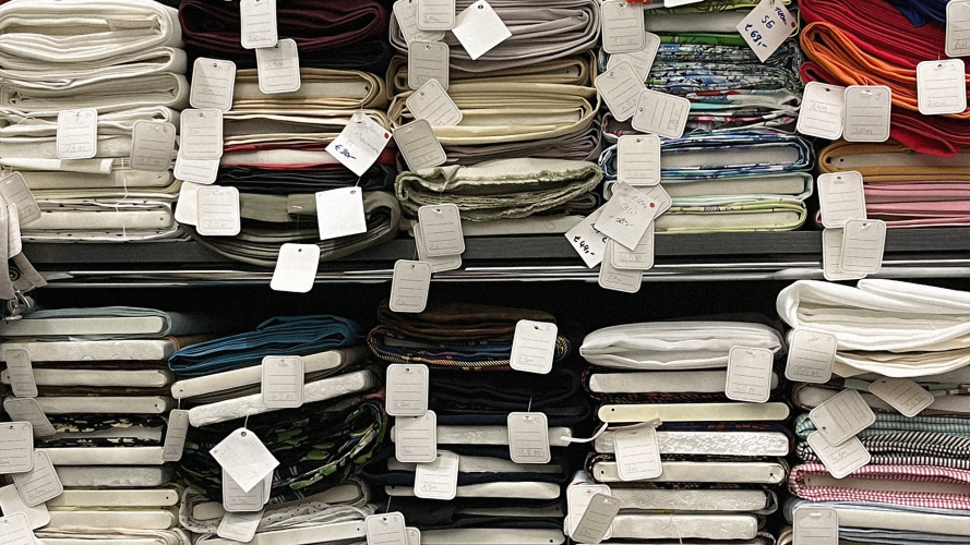 Ein ordentlich sortiertes Stoffregal