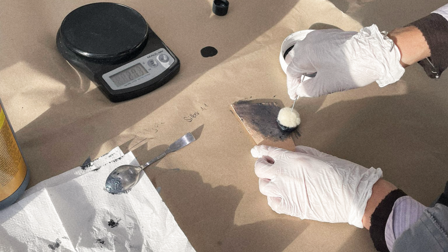 Eine Requisite wird silber bemalt.