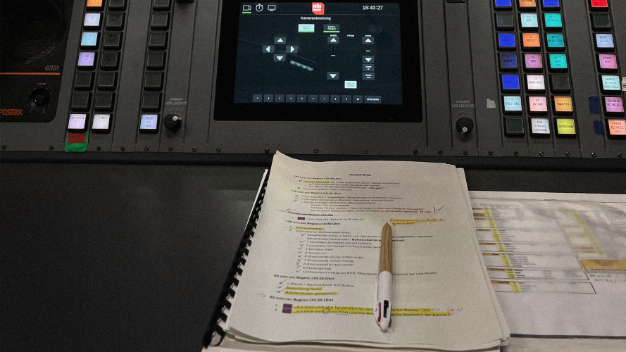 Ein Regiebuch auf einem Inspizienzpult