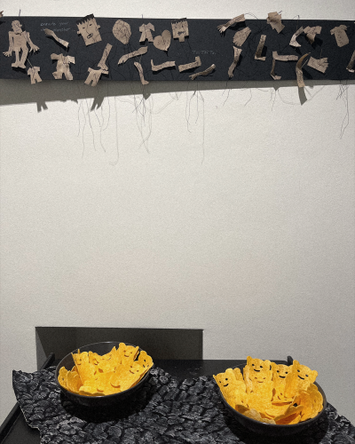 Zwei Schüsseln Pombären auf einem Tisch.