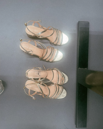 Zwei Paar goldene Sandalen-Heels