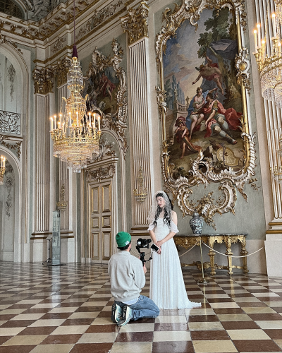 Lena Brückner wird im Schloss Nymphenburg gefilmt