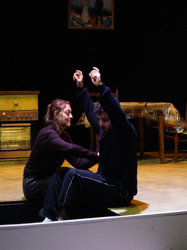 Eine Theaterprobe: Eine Schauspielerin tut so als würde sie einen anderen Schauspieler waschen.