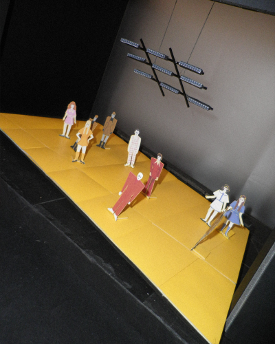 Das neue Bühnenbildmodell mit gelber Rampe und Figuren