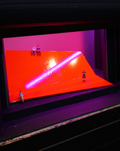 Das Bühnenbildmodell bei der Bauprobe mit roter Rampe