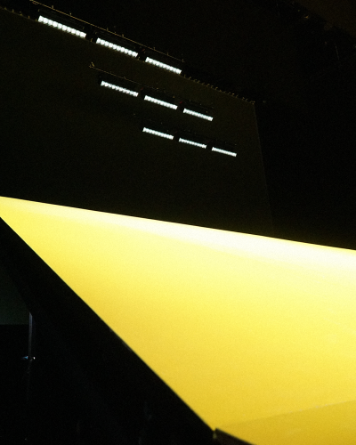 Das finale Bühnenbild mit gelber Rampe