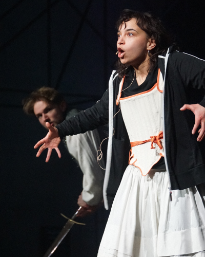 Ein Probenfoto: Zwei Schauspieler, die mit großer Mimik spielen.