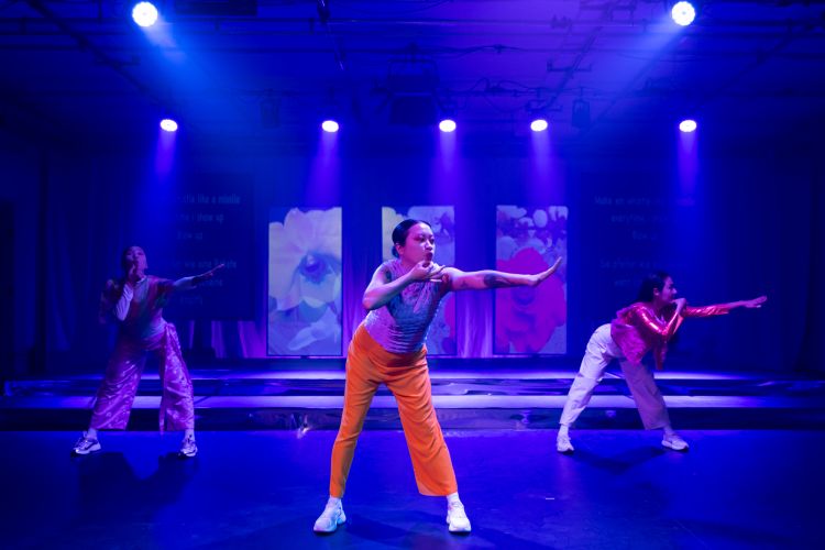 Drei Performerinnen posieren im Tanz.