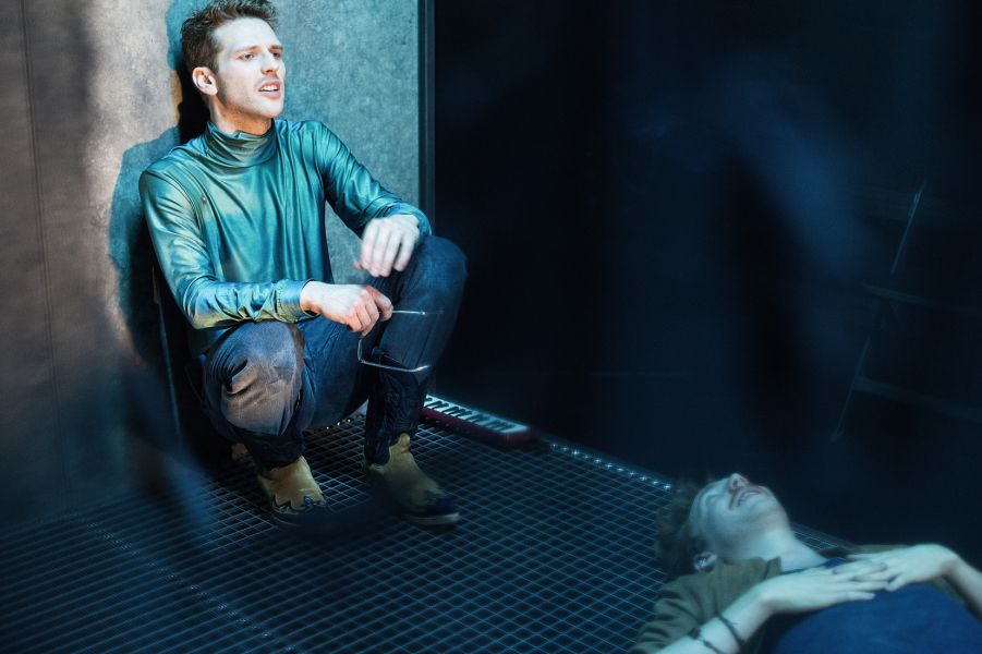 Das Foto zeigt im Vordergrund einen liegende Mann, neben ihm hockt ein weiterer Mann.