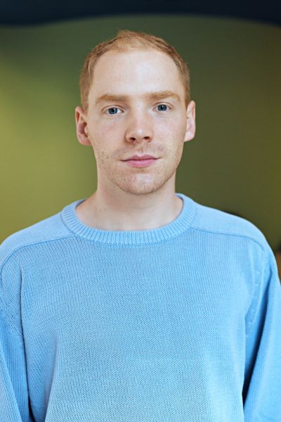 Das Foto zeigt ein Portrait von Jakob Immervoll vor grünen Wand