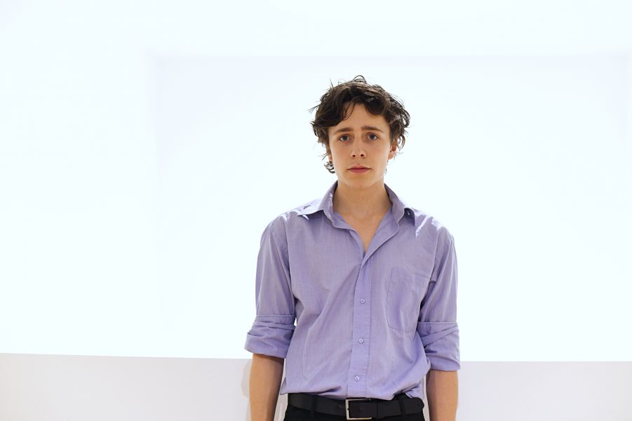Das Foto zeigt Julian Gutmann vor weißer Wand stehend