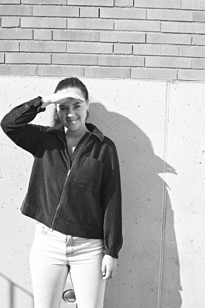 Das schwarz-weiße Foto zeigt Pola Jane O'mara stehend