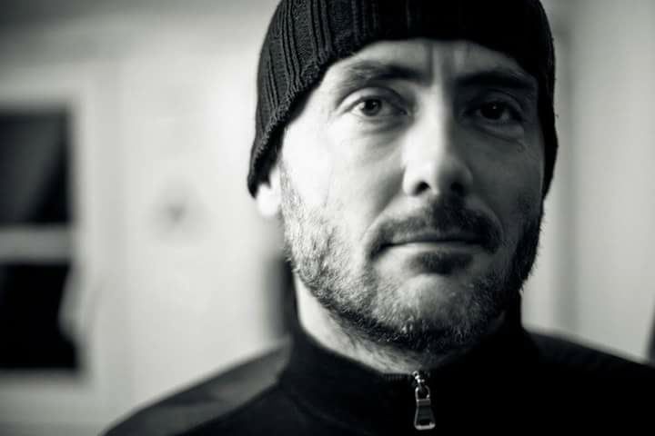 Das Bild zeigt ein Portrait von Skog Ogvann in schwarz weiß