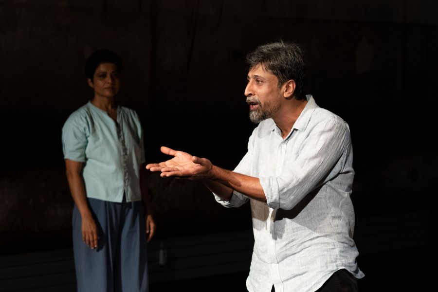 Ein Foto von Kavita Srinivasan und Sankar Venkateswaran vor schwarzem Hintergrund.