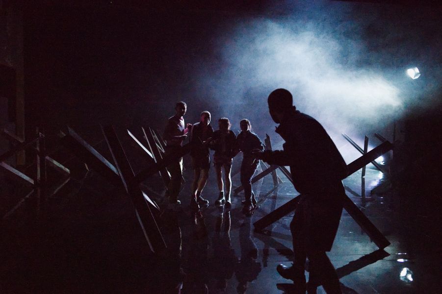 Die Rollen von Max Poerting, Julian Gutmann, Ruth Bohsung, Nina Steils und Jonathan Müller stehen im Nebel zwischen Panzersperren.