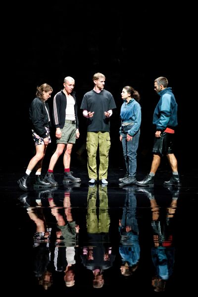 Die Rollen von Ruth Bohsung, Julian Gutmann, Max Poerting, Nina Steils und Jonathan Müller stehen gemeinsam auf der Bühne. Man sieht ihre Reflektionen auf dem Boden.