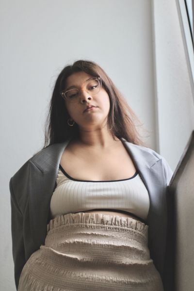 Ein Foto von Yasmine M'Barek in grauem Blazer