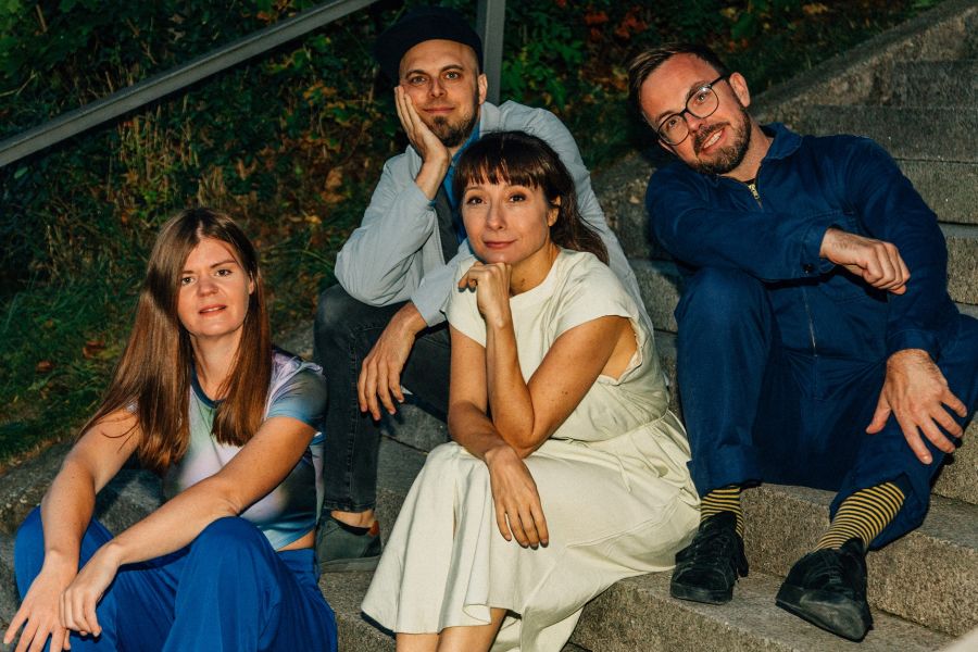 Die Band FIVA sitzt auf der Treppe