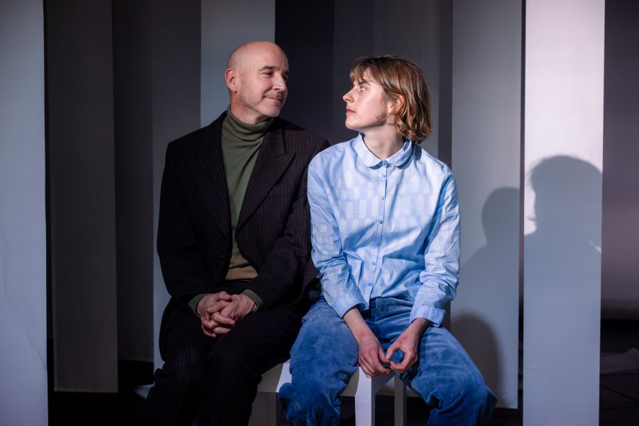 Zwei Schauspieler*innen im Gespräch
