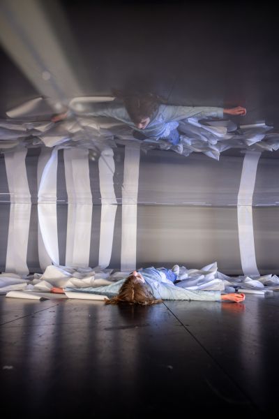 Schauspielerin auf dem Rücken liegend