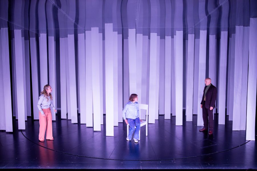 Drei Schauspieler*innen in Kostüm auf der Bühne von Gittersee