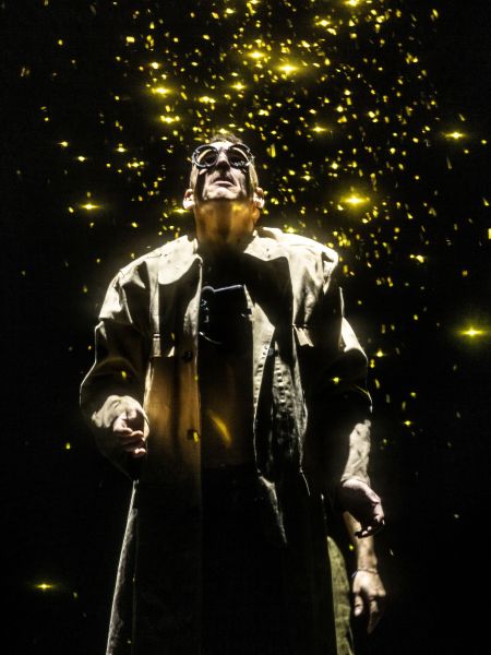 Ein Schauspieler in Kostüm unter goldenem Regen