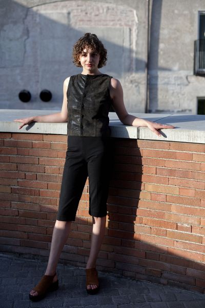 Marlene Markt auf der Ziegelterrasse des Münchner Volkstheaters