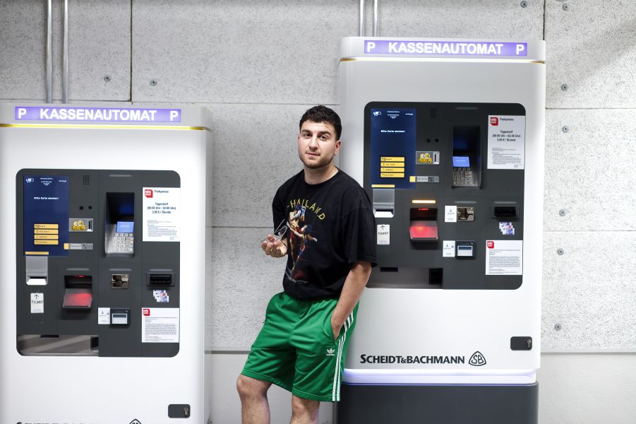 Baran Sönmez lehnt an den Tiefgaragenkassenautomaten