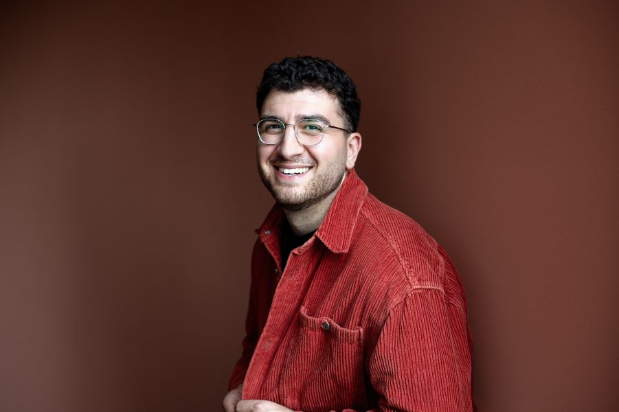 Baran Sönmez lacht in die Kamera