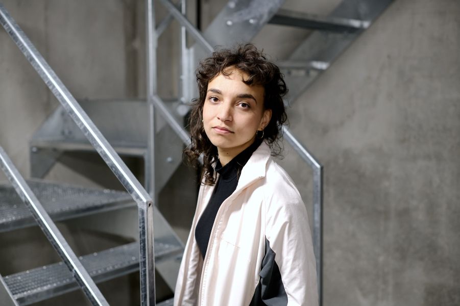 Genet Zegay vor einer Stahltreppe