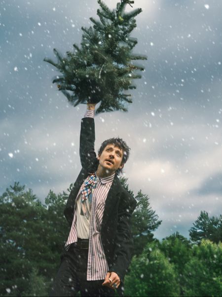 Ariel Oehl hebt einen kleinen Tannenbaum in die Luft