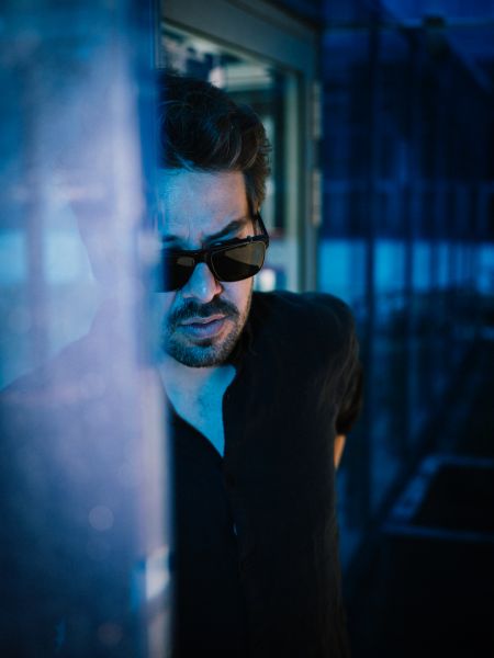 Lemo mit Sonnenbrille im Spiegelkabinett