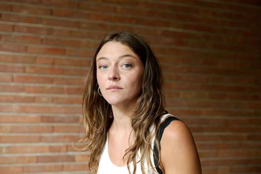 Lola Dockhorn vor einer Backsteinwand