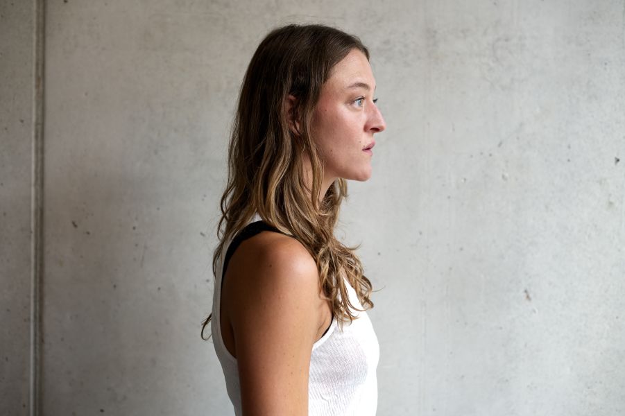 Lola Dockhorn im Profil vor einer Betonwand