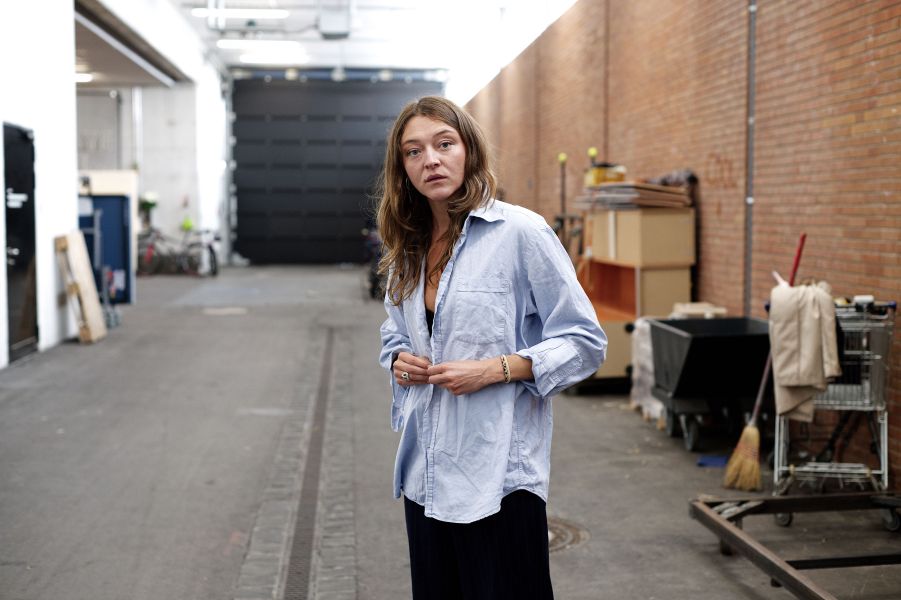 Lola Dockhorn in der Anlieferzone des Münchner Volkstheaters