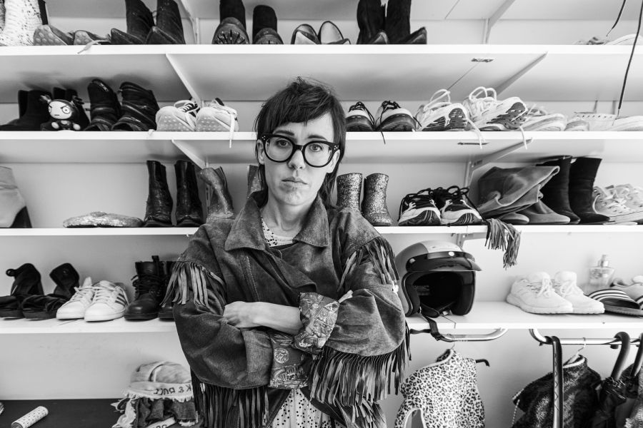 Eva Karl Faltermeier vor einem Schuhregal