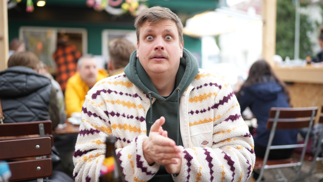 Hauke von Göns blickt erschrocken in die Kamera