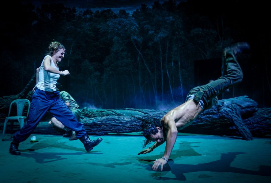 Lola Dockhorn läuft mit wütendem Gesichtsausdruck auf Jawad Rajpoot zu. Dieser ist gerade dabei mit den Armen einen Sturz nach vorne abzufangen, er wirkt dabei als würde er einen Handstand machen.